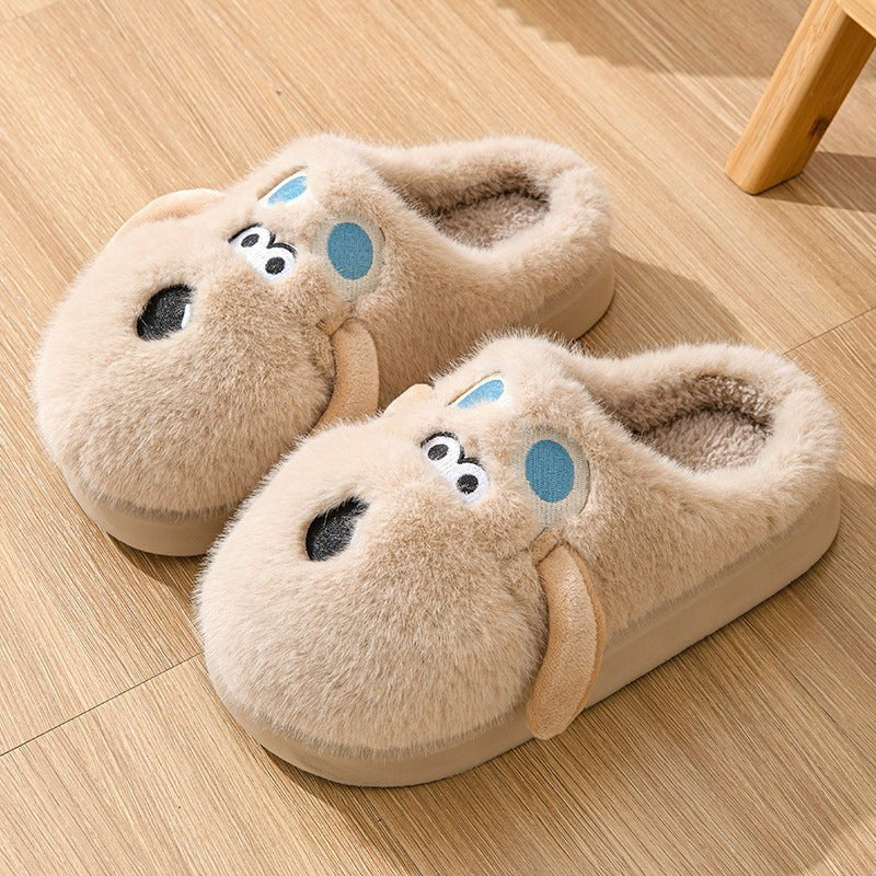 Chaussons d'intérieur Doudounea en peluche beige avec visage kawaii, doublure chaude et semelle antidérapante, parfaits pour le confort hivernal