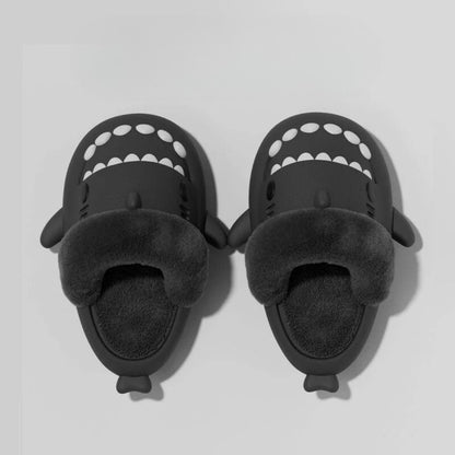 Chaussons requin noirs Doudounea avec détails blancs, intérieur en peluche douce et confortable, design original pour un confort optimal à la maison