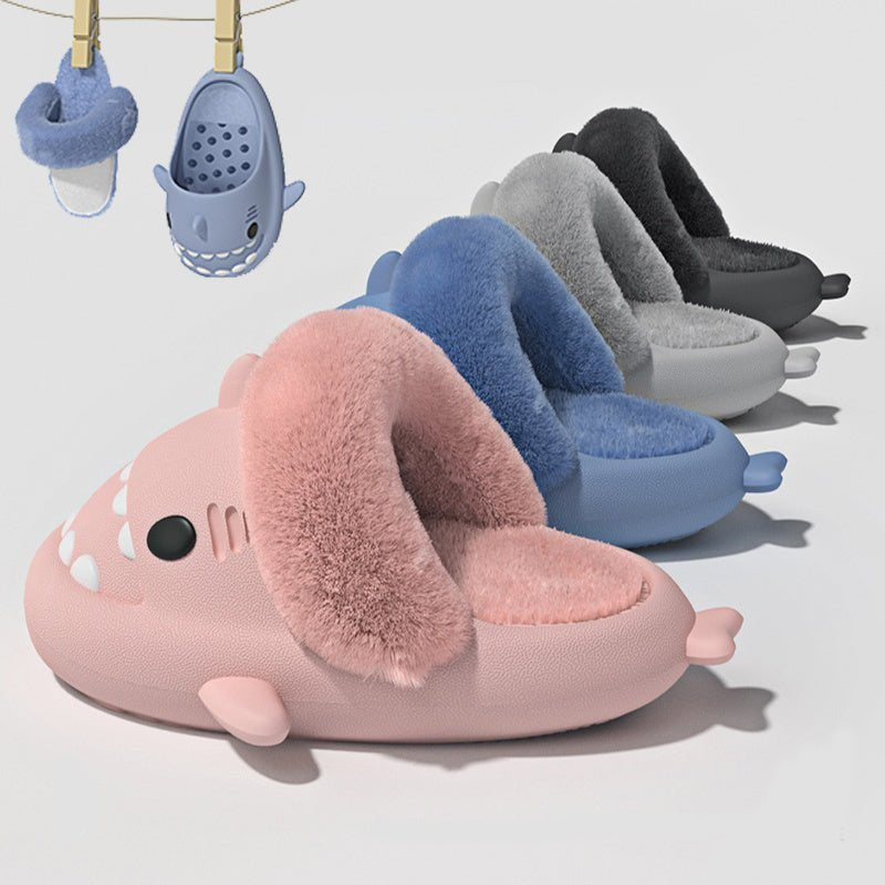 Chaussons douillets Doudounea en forme de requin, disponibles en rose, bleu, gris et noir, avec fourrure intérieure confortable pour l'hiver