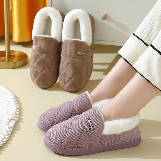 Chaussons douillets Doudounea en velours côtelé matelassé, intérieur fourré blanc chaud, disponibles en mauve et beige, parfaits pour l'hiver