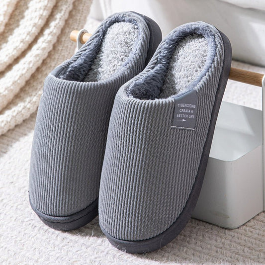 Chaussons d'hiver Doudounea en velours côtelé gris avec doublure fourrée blanche, semelle antidérapante, design moderne et confortable pour la maison