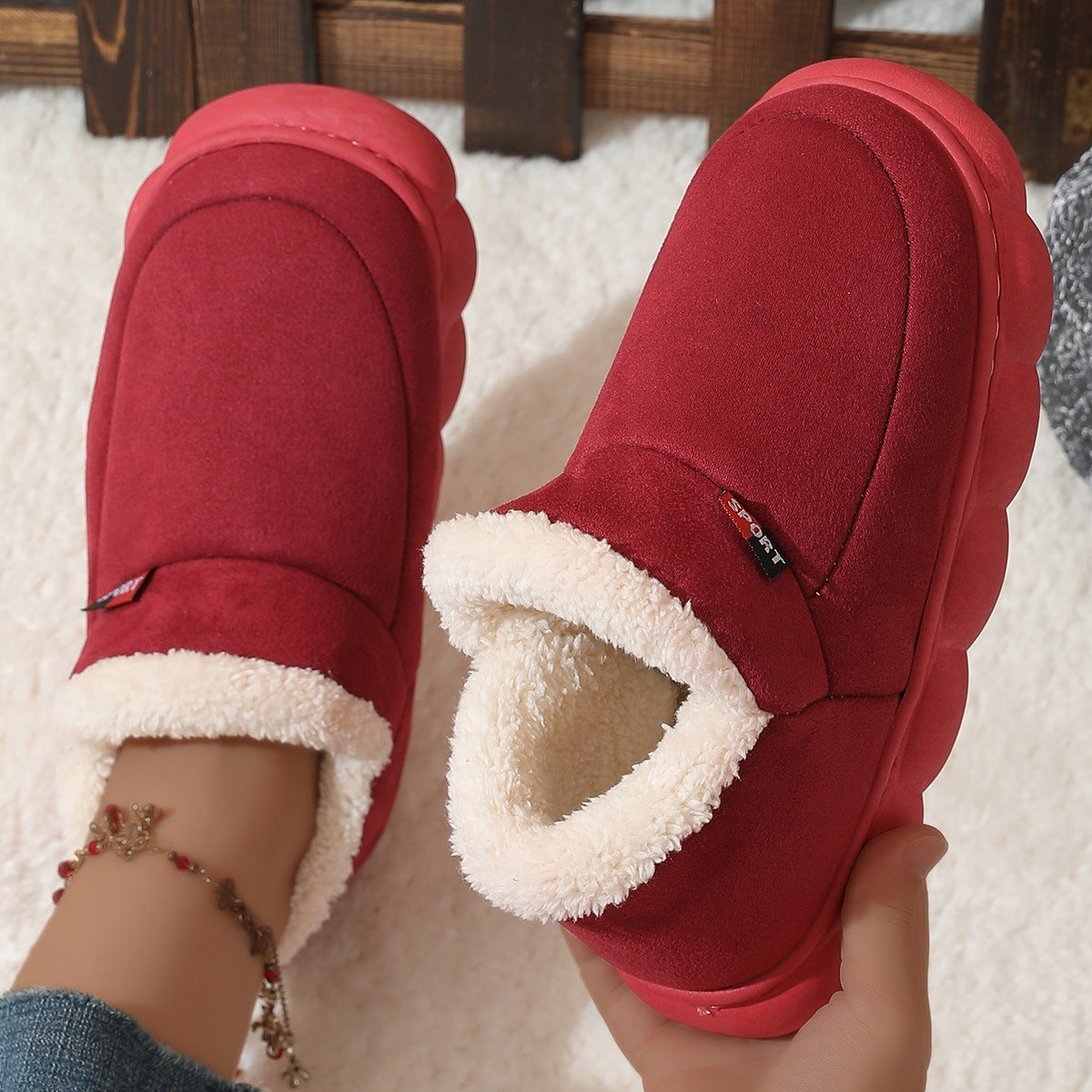 Pantoufles d'hiver rouge vif Doudounea avec doublure en peluche blanche, chaussons confortables et chauds pour femme, vue détaillée