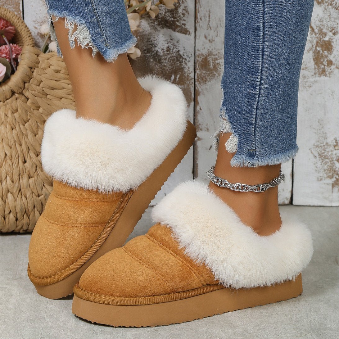 Chaussons d'hiver Doudounea en daim camel avec bordure en fourrure blanche, portés avec un jean déchiré, alliance parfaite de confort et style