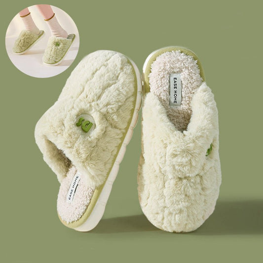 Chaussons douillets Doudounea en peluche vert pâle avec doublure en fourrure synthétique, semelle confortable et design élégant pour intérieur