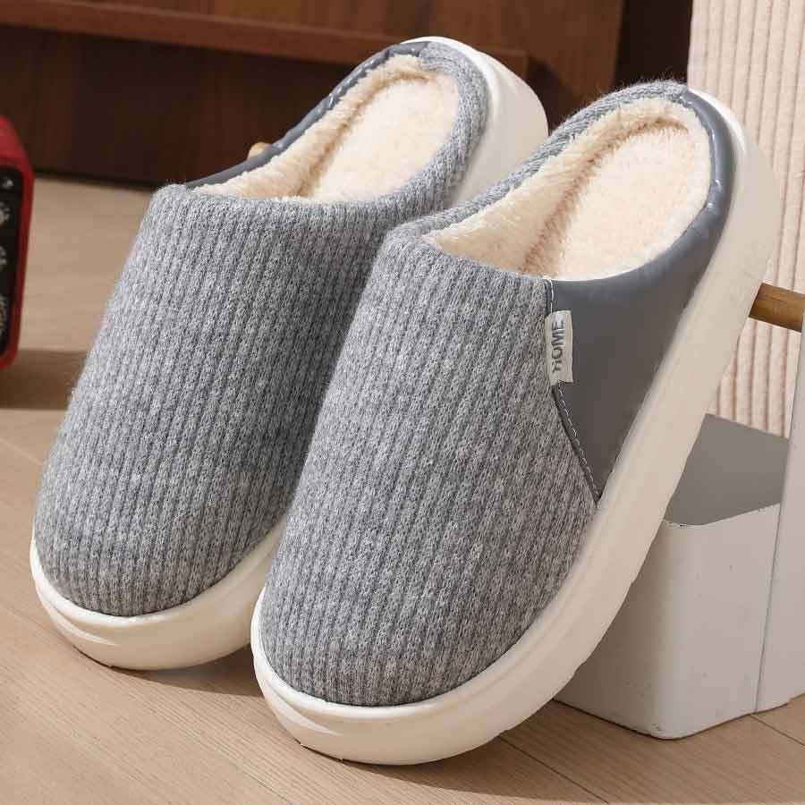 Pantoufles en tricot gris douillet de Doudounea avec doublure chaude en peluche et semelle antidérapante blanche, parfaites pour le confort à la maison